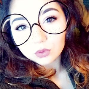 Meet your Posher, Alexis